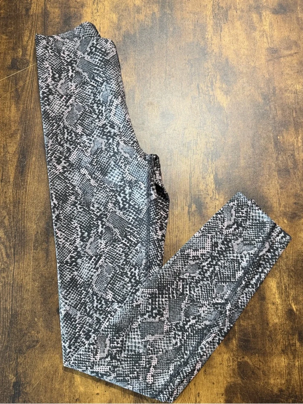 ✨ Lululemon Glow Up SHR Tight 28” Size 4 Snakeskin Print NWT ✨